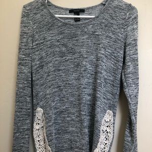 Marbled sweater with lace